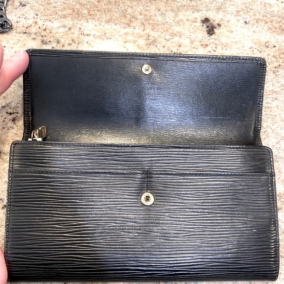 Louis Vuitton Black EPI Leather Sarah Wallet -Authenticated - Picture 8 of 16